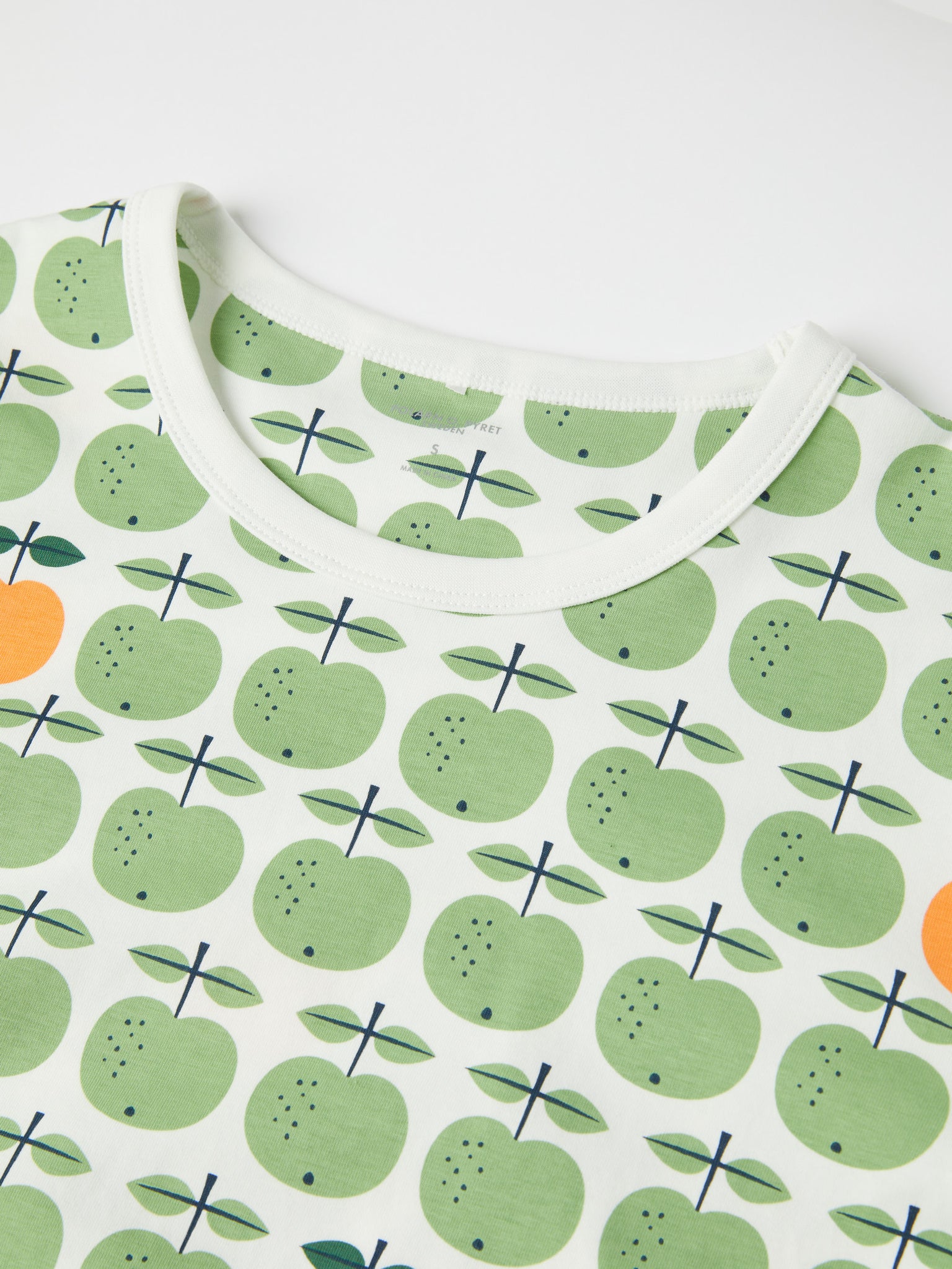 Cotton Apple Print Adult Pyjamas from the Polarn O. Pyret adult collection. Nordic kids clothes made from sustainable sources.