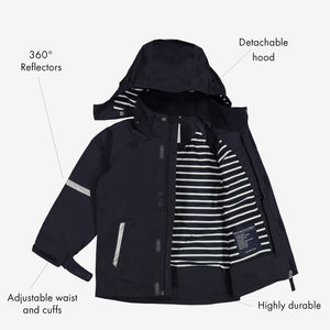 Kids waterproof jacket in navy, includes a detachable hood, reflectors, adjustable waist and cuffs, made of shell fabric.