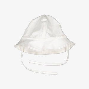 Newborn Baby White Sun Hat from Polarn O. Pyret Kidswear. Ethically made and sustainably sourced materials.