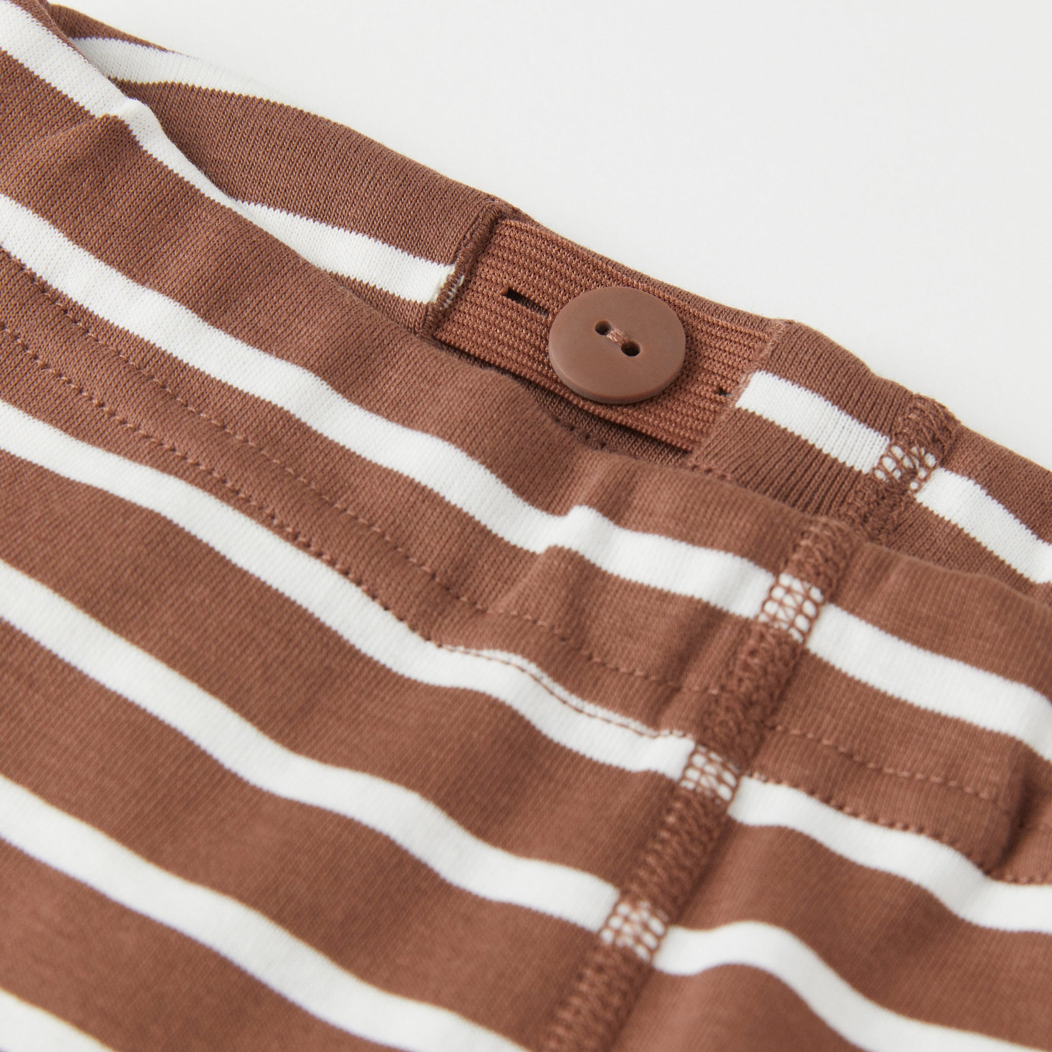 Organic Cotton Brown Kids Leggings from the Polarn O. Pyret Kidswear collection. The best ethical kids clothes