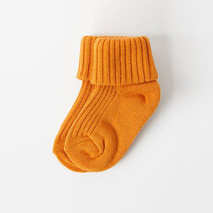 Organic Cotton Yellow Baby Socks from the Polarn O. Pyret Kidswear collection. Clothes made using sustainably sourced materials.