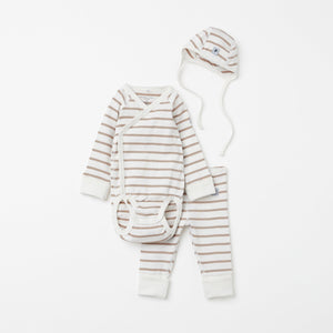 Organic Cotton Newborn Baby Giftset from the Polarn O. Pyret Kidswear collection. Clothes made using sustainably sourced materials.
